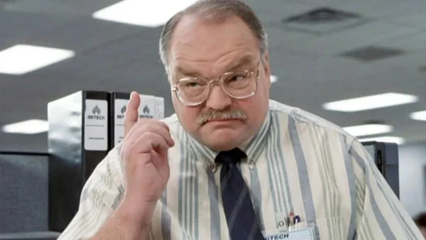 Morre Richard Riehle, ator de como Enlouquecer seu chefe, aos 78