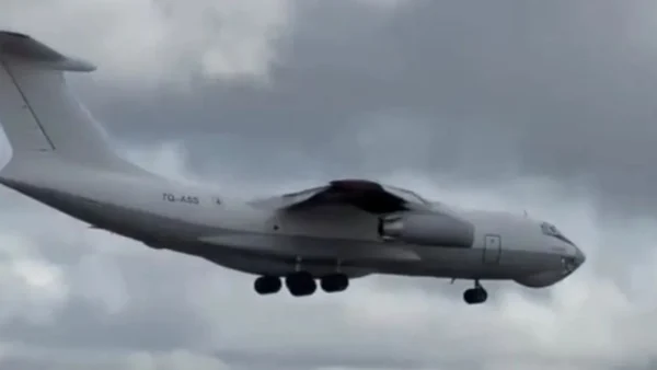 Cargueiro Ilyushin IL-76 faz parada técnica em Maceió