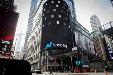Nasdaq cai 1% com tombo de 12% da Alphabet e medo da IA hoje