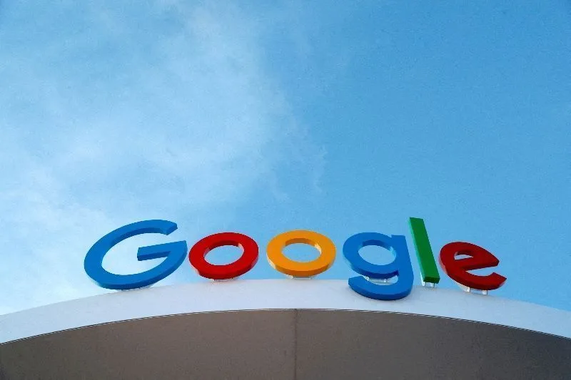 Alphabet cai 12,6% e perde US$ 500 bi em um dia com IA alta