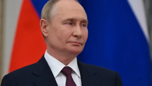 Putin elogia Elon Musk e revela contato sobre satélite russo