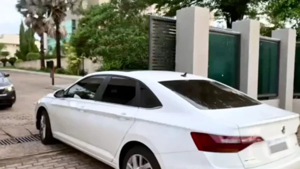 Wassef visita Flávio após PF tomar passaportes do senador