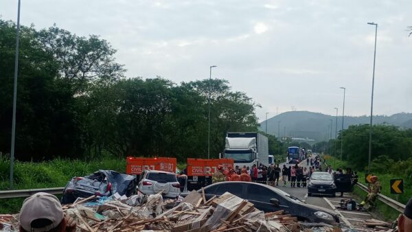Acidente na BR-393 fere nove e bloqueia trânsito em Barra do Piraí