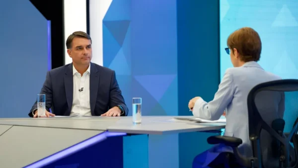 PF investiga R$ 134 milhões pedidos por Flávio para filme de Bolsonaro